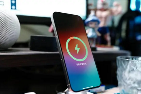 荷塘苹果15换屏服务分享用什么充电器给iPhone15充电更好 